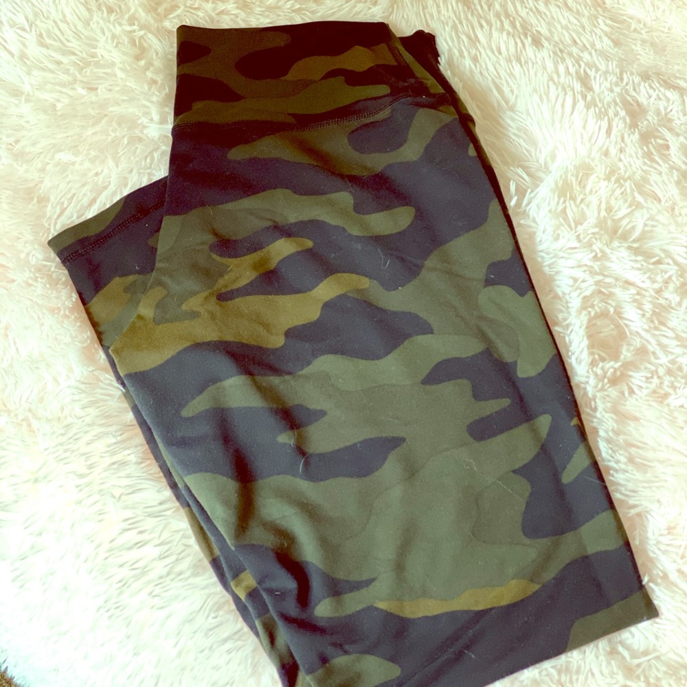 PINK Ultimate leggings Size XL Camo